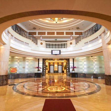 The Center Grand Hotel 煙台市 エクステリア 写真