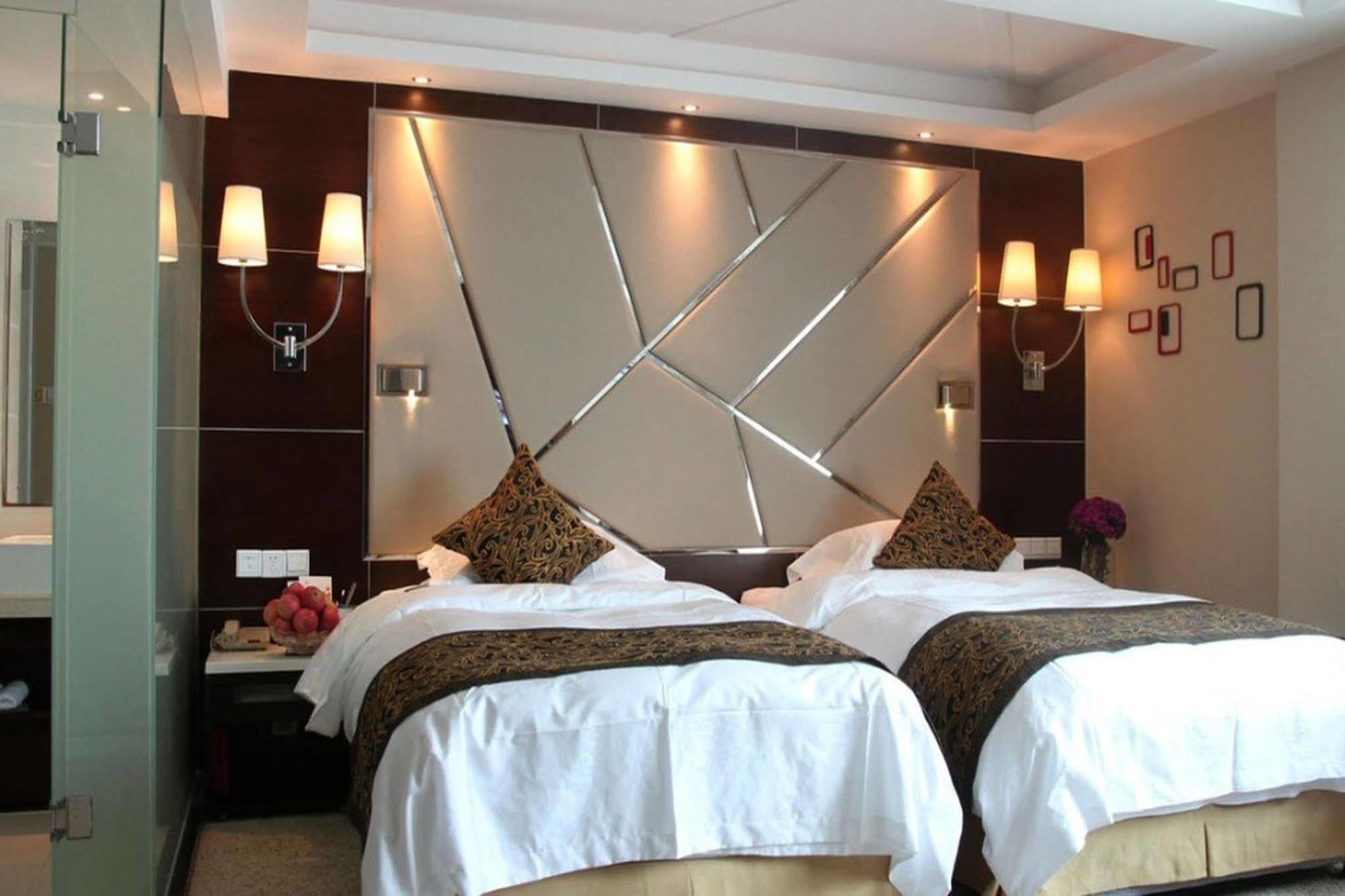 The Center Grand Hotel 煙台市 エクステリア 写真