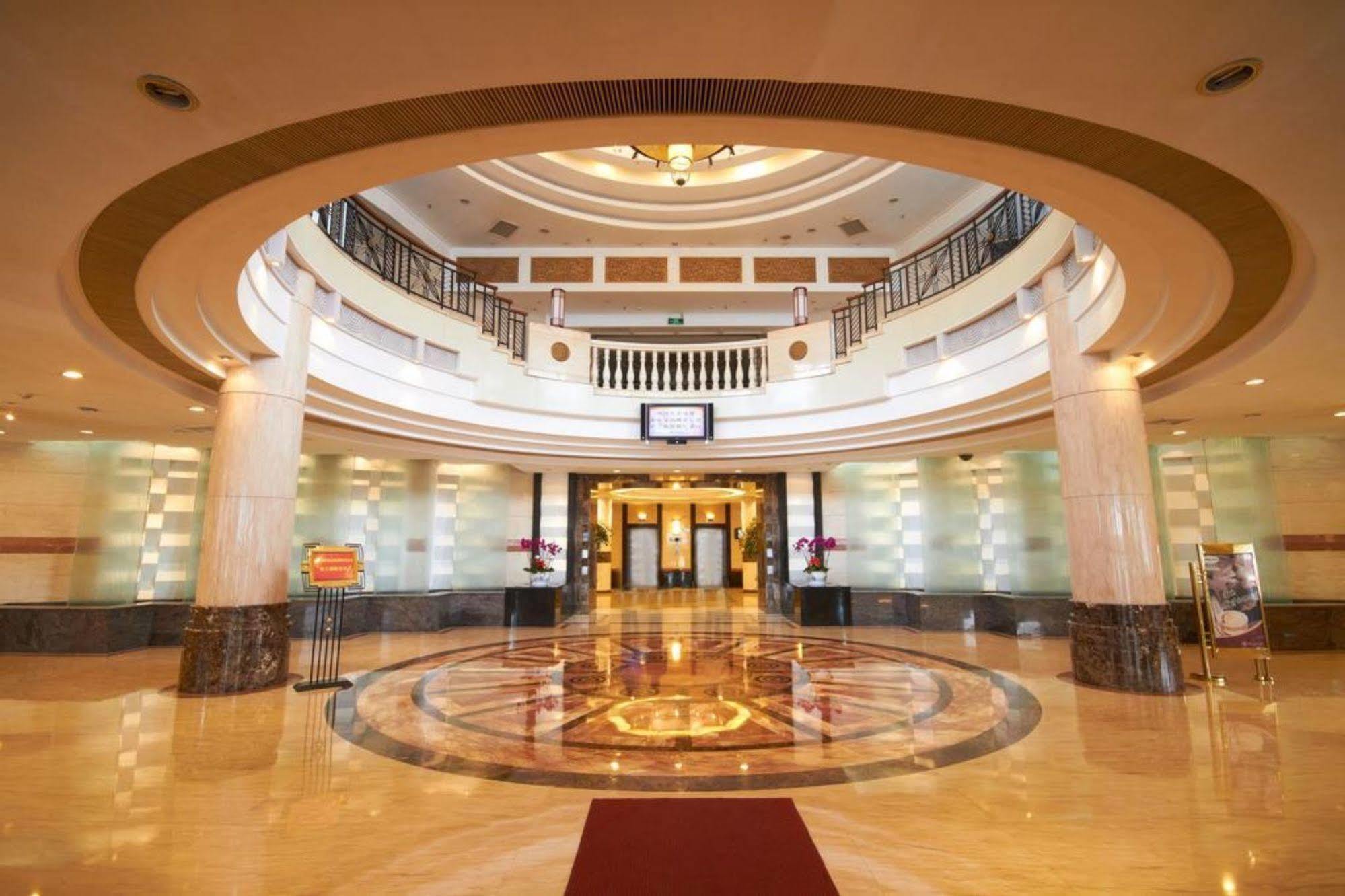 The Center Grand Hotel 煙台市 エクステリア 写真