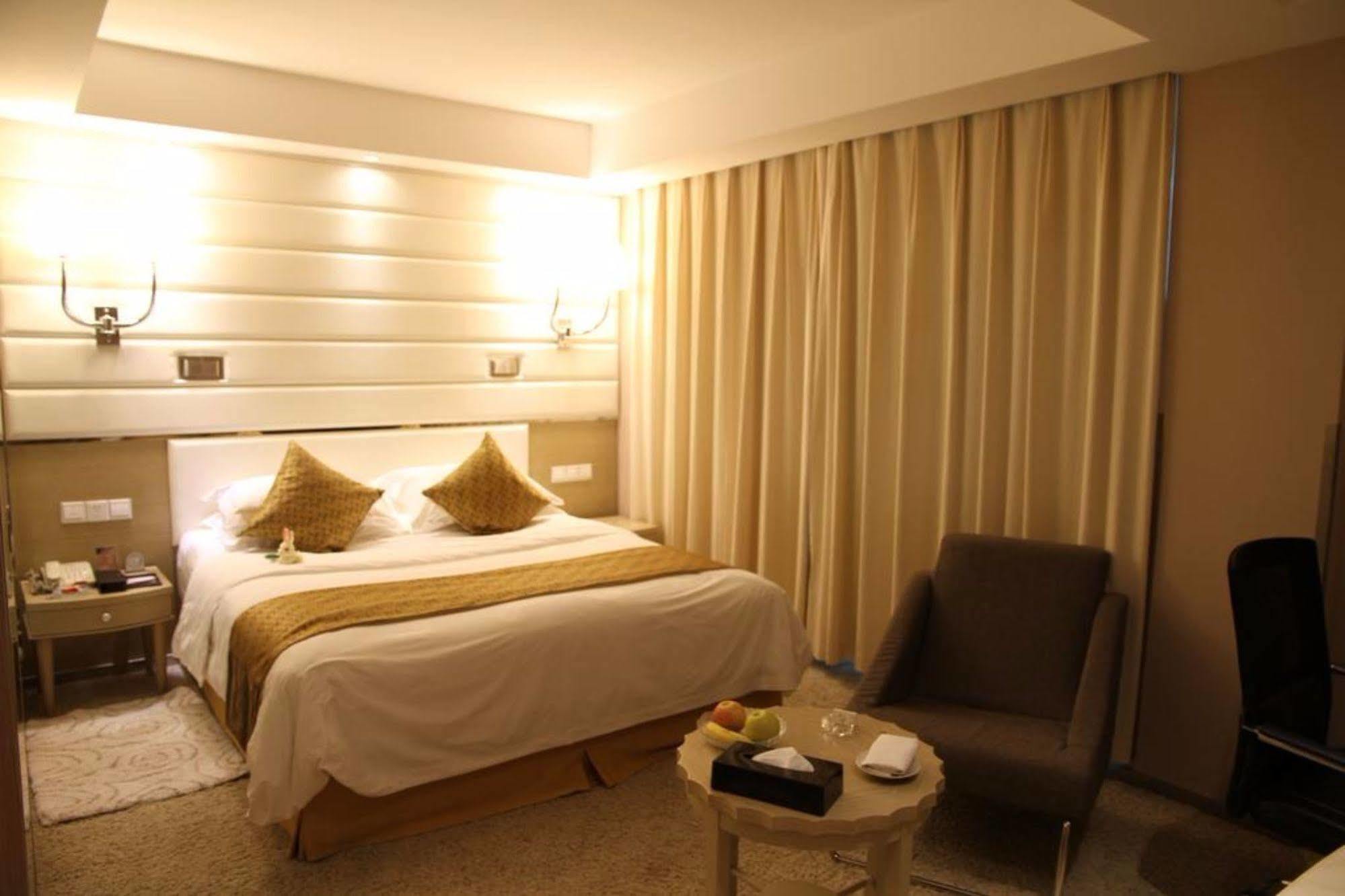 The Center Grand Hotel 煙台市 エクステリア 写真