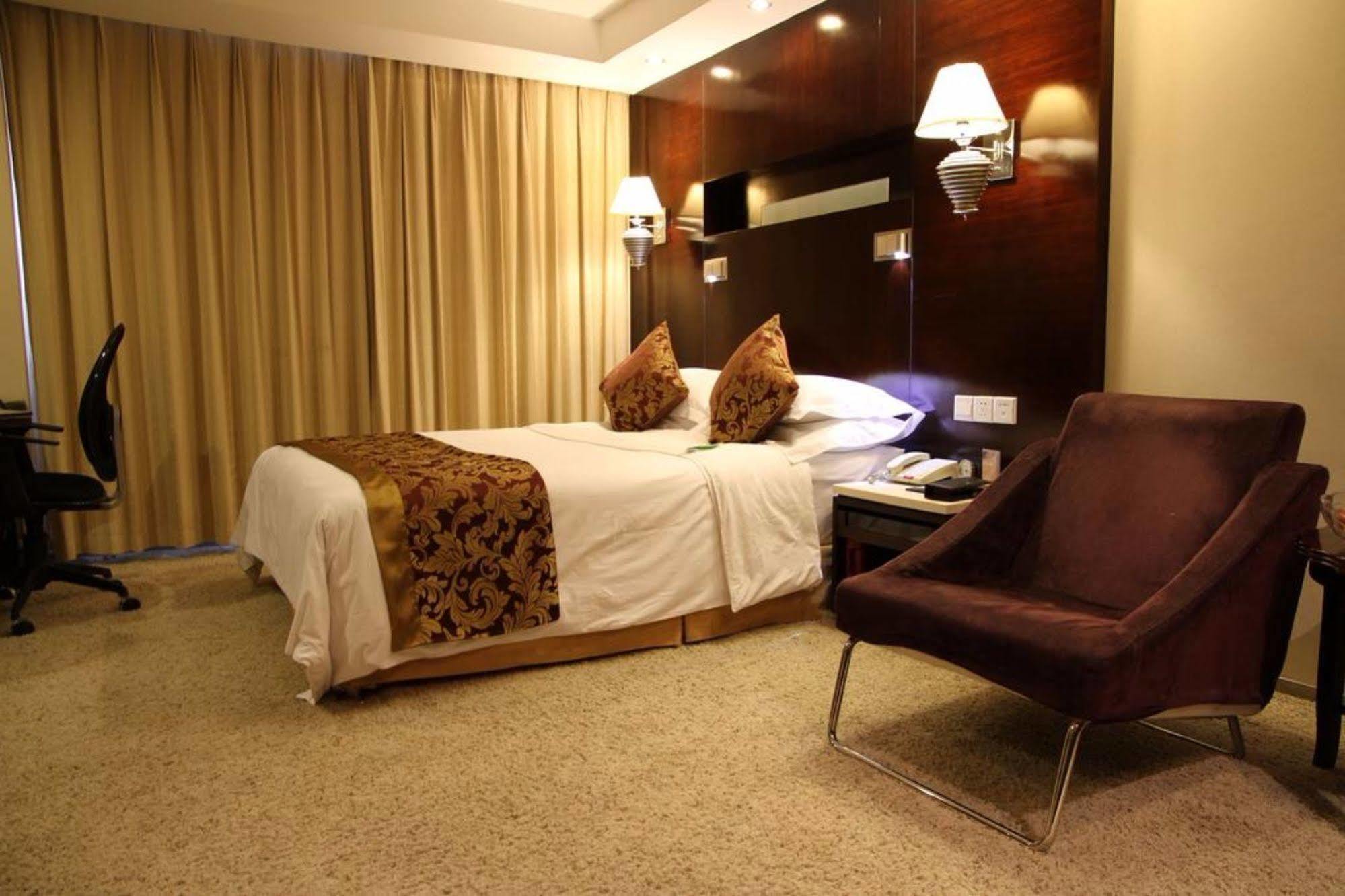 The Center Grand Hotel 煙台市 エクステリア 写真